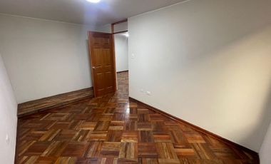 Casa de 3 Niveles de 6 Dorm. + Local Comercial - Urb. Sagitario