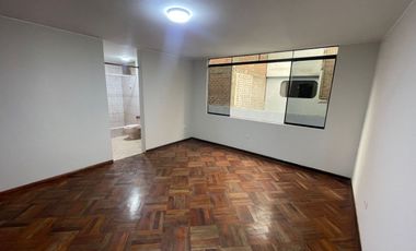 Casa de 3 Niveles de 6 Dorm. + Local Comercial - Urb. Sagitario