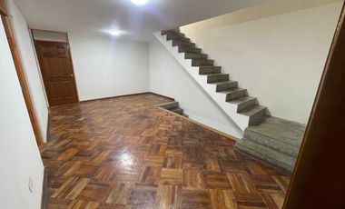 Casa de 3 Niveles de 6 Dorm. + Local Comercial - Urb. Sagitario