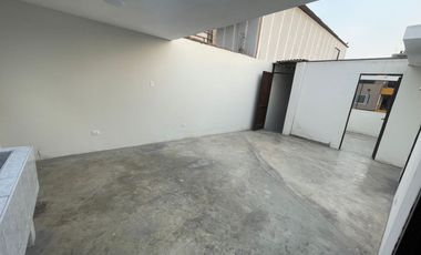 Casa de 3 Niveles de 6 Dorm. + Local Comercial - Urb. Sagitario