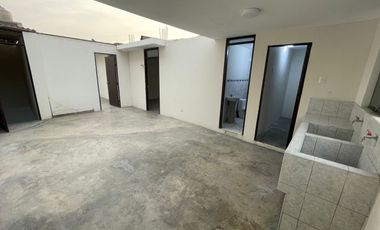 Casa de 3 Niveles de 6 Dorm. + Local Comercial - Urb. Sagitario