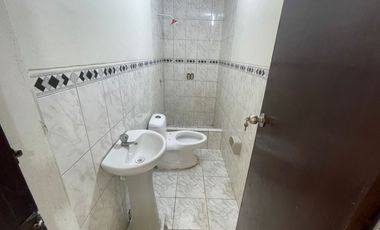 Casa de 3 Niveles de 6 Dorm. + Local Comercial - Urb. Sagitario