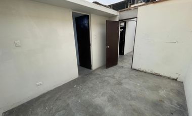 Casa de 3 Niveles de 6 Dorm. + Local Comercial - Urb. Sagitario