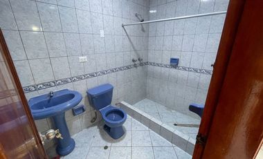Casa de 3 Niveles de 6 Dorm. + Local Comercial - Urb. Sagitario