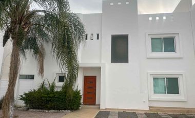 Casa en Residencial Bosques (a un costado de Masada)