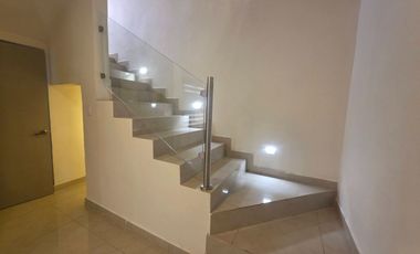 SE RENTA CASA VIENNA RESIDENCIAL CERCA PUENTE ZARAGOZA