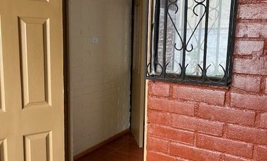 MAIPÚ, CASA EN PASAJE CERRADO, 2 DORM. 1 BAÑO, 1 EST., JARDIN. PRÓXIMA A FUTURA ESTACIÓN DE TREN MELIPILLA - ESTACIÓN CENTRAL.