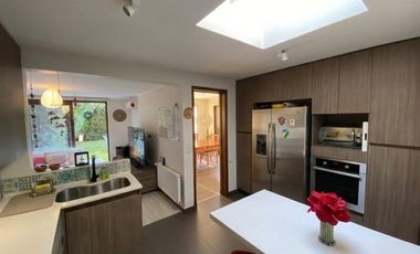 CHAMISERO: AMPLIA CASA CON ORIENTACIÓN NORPONIENTE & FAMILY ROOM | UF 45