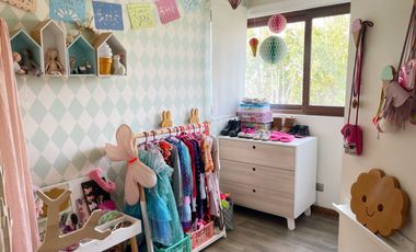 CHAMISERO: AMPLIA CASA CON ORIENTACIÓN NORPONIENTE & FAMILY ROOM | UF 45