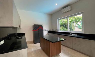 Disewa Rumah bagus private pool dalam town house di kemang jakarta selatan