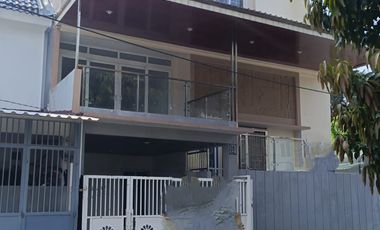 DIJUAL RUMAH BAGUS MINIMALIS 3 LANTAI VIEW TAMAN HADAP TENGGARA DI TAMAN PALEM LESTARI
