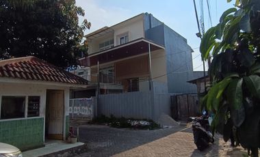 DIJUAL RUMAH BAGUS MINIMALIS 3 LANTAI VIEW TAMAN HADAP TENGGARA DI TAMAN PALEM LESTARI