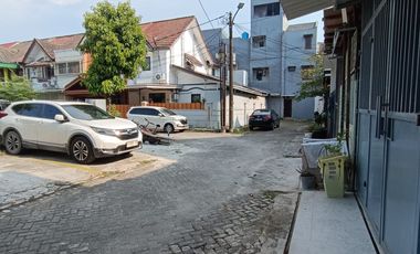 DIJUAL RUMAH BAGUS MINIMALIS 3 LANTAI VIEW TAMAN HADAP TENGGARA DI TAMAN PALEM LESTARI