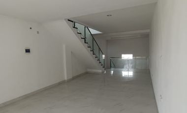 DIJUAL RUMAH BAGUS MINIMALIS 3 LANTAI VIEW TAMAN HADAP TENGGARA DI TAMAN PALEM LESTARI