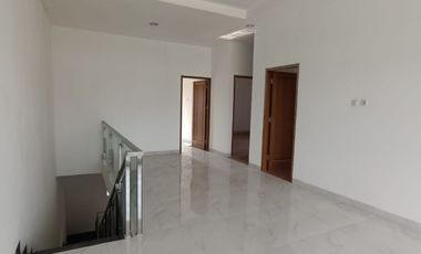 DIJUAL RUMAH BAGUS MINIMALIS 3 LANTAI VIEW TAMAN HADAP TENGGARA DI TAMAN PALEM LESTARI