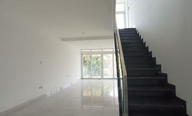 DIJUAL RUMAH BAGUS MINIMALIS 3 LANTAI VIEW TAMAN HADAP TENGGARA DI TAMAN PALEM LESTARI