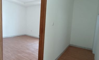 DIJUAL RUMAH BAGUS MINIMALIS 3 LANTAI VIEW TAMAN HADAP TENGGARA DI TAMAN PALEM LESTARI