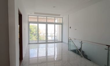 DIJUAL RUMAH BAGUS MINIMALIS 3 LANTAI VIEW TAMAN HADAP TENGGARA DI TAMAN PALEM LESTARI