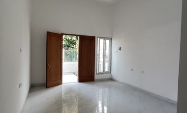 DIJUAL RUMAH BAGUS MINIMALIS 3 LANTAI VIEW TAMAN HADAP TENGGARA DI TAMAN PALEM LESTARI