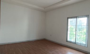 DIJUAL RUMAH BAGUS MINIMALIS 3 LANTAI VIEW TAMAN HADAP TENGGARA DI TAMAN PALEM LESTARI
