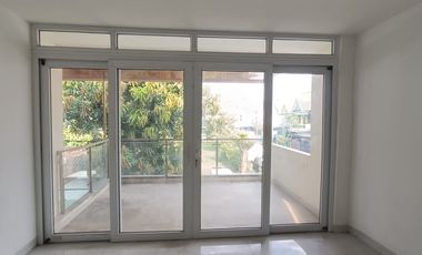DIJUAL RUMAH BAGUS MINIMALIS 3 LANTAI VIEW TAMAN HADAP TENGGARA DI TAMAN PALEM LESTARI