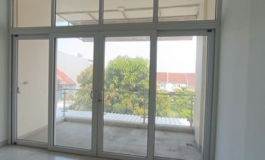 DIJUAL RUMAH BAGUS MINIMALIS 3 LANTAI VIEW TAMAN HADAP TENGGARA DI TAMAN PALEM LESTARI