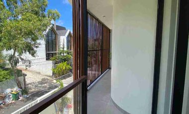 Di Jual Vila Baru siap huni SHM 3 bedroom dekat pantai Melasti Jimbaran