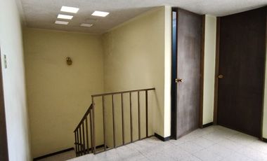 Casa habitacional de grandes espacios  tradicional sobre vialidad principal.