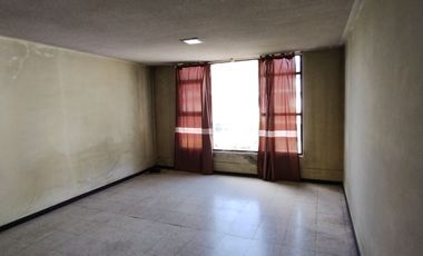 Casa habitacional de grandes espacios  tradicional sobre vialidad principal.