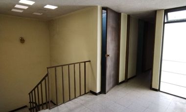 Casa habitacional de grandes espacios  tradicional sobre vialidad principal.