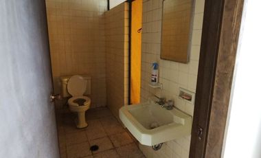 Casa habitacional de grandes espacios  tradicional sobre vialidad principal.