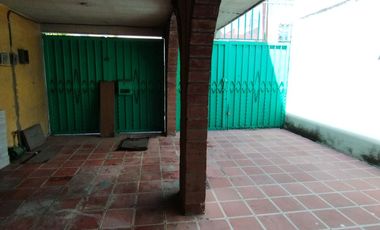 Casa habitacional de grandes espacios  tradicional sobre vialidad principal.