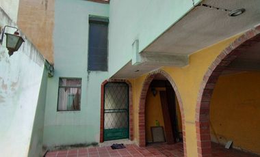Casa habitacional de grandes espacios  tradicional sobre vialidad principal.