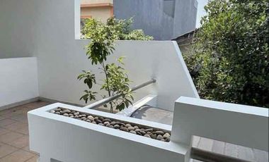 DIJUAL RUMAH MEWAH MURAH BANGET DEPAN TAMAN — CENGKARENG