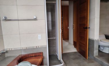 Vendo casa en Miravalle 2, entre Quito y Cumbayá, tiene 4 dormitorios, 3 parqueaderos