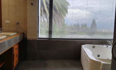 Vendo casa en Miravalle 2, entre Quito y Cumbayá, tiene 4 dormitorios, 3 parqueaderos