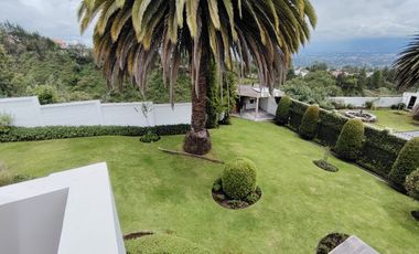 Vendo casa en Miravalle 2, entre Quito y Cumbayá, tiene 4 dormitorios, 3 parqueaderos