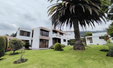 Vendo casa en Miravalle 2, entre Quito y Cumbayá, tiene 4 dormitorios, 3 parqueaderos