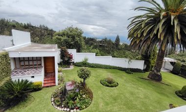 Vendo casa en Miravalle 2, entre Quito y Cumbayá, tiene 4 dormitorios, 3 parqueaderos