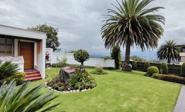 Vendo casa en Miravalle 2, entre Quito y Cumbayá, tiene 4 dormitorios, 3 parqueaderos