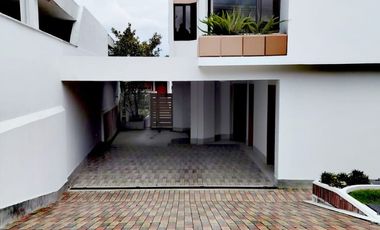 Vendo casa en Miravalle 2, entre Quito y Cumbayá, tiene 4 dormitorios, 3 parqueaderos