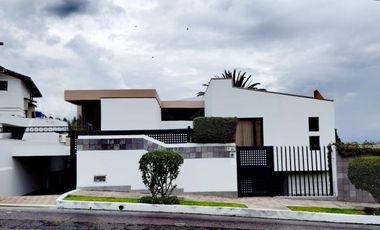 Vendo casa en Miravalle 2, entre Quito y Cumbayá, tiene 4 dormitorios, 3 parqueaderos