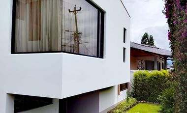 Vendo casa en Miravalle 2, entre Quito y Cumbayá, tiene 4 dormitorios, 3 parqueaderos