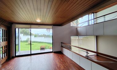 Vendo casa en Miravalle 2, entre Quito y Cumbayá, tiene 4 dormitorios, 3 parqueaderos