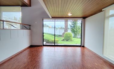 Vendo casa en Miravalle 2, entre Quito y Cumbayá, tiene 4 dormitorios, 3 parqueaderos