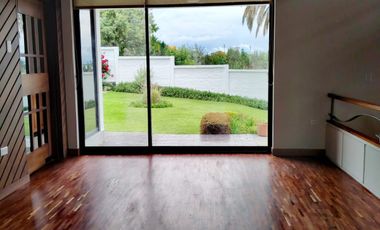 Vendo casa en Miravalle 2, entre Quito y Cumbayá, tiene 4 dormitorios, 3 parqueaderos