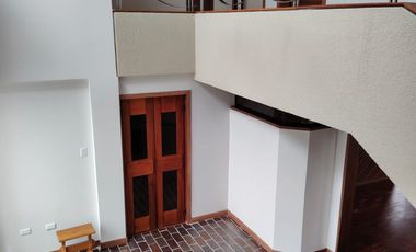 Vendo casa en Miravalle 2, entre Quito y Cumbayá, tiene 4 dormitorios, 3 parqueaderos
