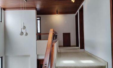 Vendo casa en Miravalle 2, entre Quito y Cumbayá, tiene 4 dormitorios, 3 parqueaderos