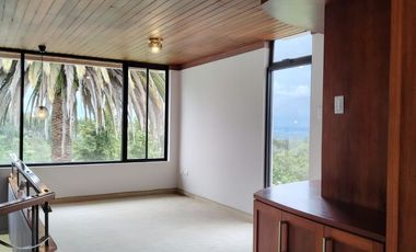 Vendo casa en Miravalle 2, entre Quito y Cumbayá, tiene 4 dormitorios, 3 parqueaderos