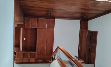 Vendo casa en Miravalle 2, entre Quito y Cumbayá, tiene 4 dormitorios, 3 parqueaderos